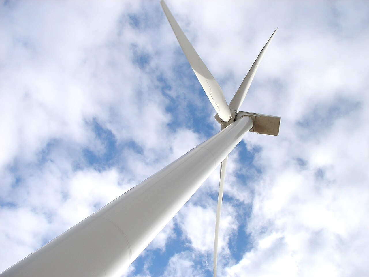 Close view of a wind turbine tower and nacelle